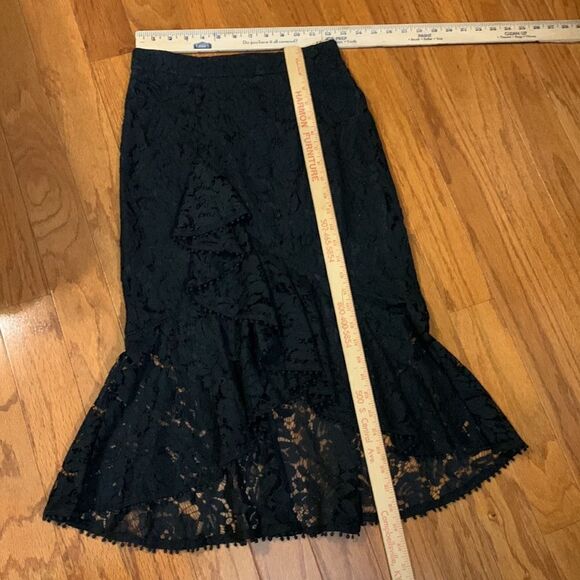 DO BE Size Small lace sexy black skirt.  Mini skirt lining with lace ruffle - Picture 7 of 8